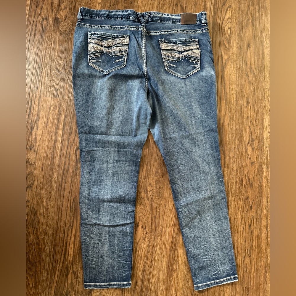 Maurice’s Jeans with embellished pockets, size 24 reg